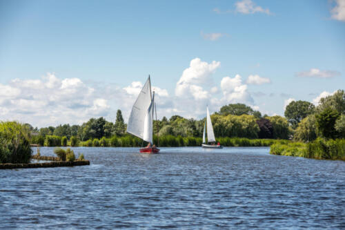 Sailboats on the Kagerplassen  (Boerenbuurt) with people sailing in Rijpwetering.